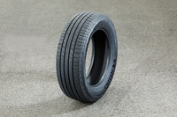 「プライマシーSUV＋」では、ブロック数を増やし形状を最適化することで騒音エネルギーを低減させる新しいトレッドデザインを採用。ほとんどのサイズでタイヤラベリング制度における転がり抵抗性能「A」、ウエットグリップ性能「b」を取得している。