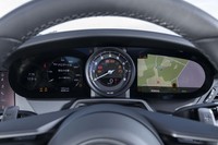 メーターパネルはセンターのメカニカルなタコメーターを2枚のスクリーンで挟むレイアウト。伝統の5連メーターのような表示にもできる。