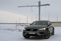 今回の試乗は氷雪路のみだったので、専用チューニングの足まわりが通常の舗装路でどのような乗り味を示すかは確かめられなかった。日本導入の折には、ぜひその走りを報告したい。