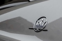Cピラー部に添えられるトライデントのエンブレム。その中に「TROFEO」（イタリア語でトロフィー）の車名ロゴが見える。