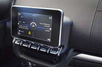 インパネの中央には10インチのTFTスクリーンが置かれ、その下にはトグルタイプのクラシカルなスイッチが配置される。