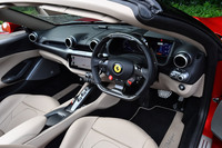 【フェラーリ・ポルトフィーノ】
	ボディーサイズ：全長×全幅×全高＝4590×1940×1320mm／ホイールベース：2670mm／車重：1664kg（空車重量）／1545kg（乾燥重量）／駆動方式：FR／エンジン：3.9リッターV8 DOHC 32バルブ ターボ／トランスミッション：7段AT／最高出力：600PS（441kW）/7500rpm／最大トルク：760N・m（77.5kgf・m）/3000-5250rpm／タイヤ：（前）245/35ZR20 95Y／（後）285/35ZR20 104Y（ピレリPゼロ）／燃費：10.7リッター/100km（約9.3km/リッター、欧州複合サイクル）／価格：2631万円
	
	【取材時の燃費データ】
	テスト距離：260.5km（市街地1：高速道路7：山岳路2）／使用燃料：51.2リッター（ハイオクガソリン）／参考燃費：5.1km/リッター（満タン法）