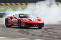 「CT OFF」モードには、新たなオーバーステアマネジメントシステムを採用。極限の性能をより簡単にコントロールできるよう調整されている。