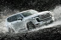 オフロードでは地面に“腹下”をヒットしたり、フロアが浸るほどに深い河を渡ったりすることも……。「電動車ではオフロードでの安全性が担保できない」というのは、それらのクルマが、衝撃や水に弱いバッテリーを床下に搭載するからだ。