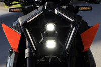 縦2灯のヘッドランプと、それを囲む細いポジションランプ／デイタイムランニングランプで構成される「990デューク」の顔まわり。既存のモデルとはまったく異なる、新世代のKTMのフロントデザインだ。