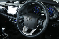 シルバー加飾が施された、本革巻きのステアリングホイール。スポーク部にはカーオーディオや車両設定のスイッチが備わる。