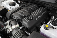 フロントに縦置きされる6.4リッターV8 OHVエンジン。最高出力476psと最大トルク65.0kgmを発生する。