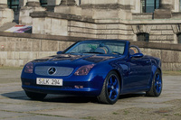 1994年4月の伊トリノモーターショーで発表された「SLKコンセプト」は、メルセデス・ベンツのデザイン部門を率いたブルーノ・サッコ氏が手がけたオープン2シーターモデル。同年9月のパリモーターショーでその進化版となる「SLK IIコンセプト」（写真）が発表された。