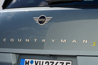 これまで「MINI」のSUVは、日本では「クロスオーバー」と名乗っていたが、この新型からは、他国と同じく「カントリーマン」と称するようになった。