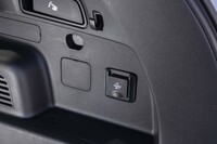 荷室の右側面（写真）とコンソールボックスの後ろにはAC100V・1500Wのコンセントが備わっている。