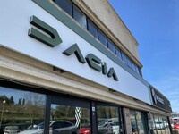 シエナのダチア／ルノー販売店、パンパローニに掲げられた新意匠。陽光で退色しやすい赤系を避けたのは賢明だろう。