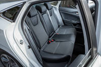 リアシートは6：4の分割可倒式。センターアームレストは備わるが、アームレストスルー機構はなく、荷室に長尺物を積む場合は、シートを倒す必要がある。