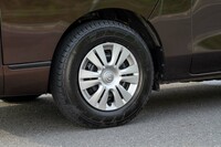 タイヤ＆ホイールは15インチ。試乗車はヨコハマの「ブルーアース」シリーズ初のバン専用タイヤ「RY55」を履いていた。