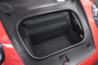 フロントのボンネット下には、容量132リッターのラゲッジスペースが確保される。