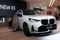 2024年11月に行われた日本発表会の様子。今やBMWの世界販売における最量販車種となっている「X3」だけに、気合の入ったイベントだった。「カッコいいか否かとか、いいデザインか否かとかはわからないが、なんとなく好印象だった」というのが、取材したwebCGほったの第一印象。