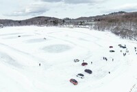 ドローンで撮影した女神湖の様子。主に試乗したのは奥にあるスラロームコースで、手前では定常円旋回などが楽しめた。