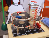 パーキングタワーに添えられた車両をよく見ると……