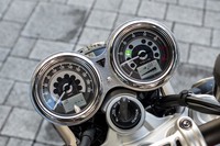 伝統的なデザインの2眼メーター。液晶画面には燃料の残量や燃費、走行モードなどが表示される。