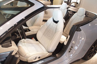 「グランカブリオ トロフェオ」のキャビン。電動格納式ソフトトップはオープン／クローズとも14秒で操作でき、50km/h以下であれば走行中でも開閉できる。