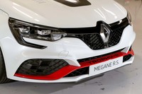 フロントには専用のフロントバンパーを装着。空力性能も高められている。