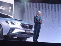 プレスカンファレンスに臨む中村社長。「MaaS領域などではトヨタをはじめとする他社との連携を図りつつも、“走る楽しさ”は独自に追求していく」などと語った。