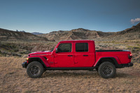 ベースとなった「ラングラー アンリミテッド」よりボディーフレームは31インチ（約787mm）、ホイールベースも19.4インチ（約492mm）延長されているという。