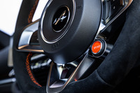 ステアリングホイールの右下に走行モード切り替えスイッチを配置。ノーマル／スポーツ／トラックの3つの走行プログラムを任意で選択できる。ノーマルとスポーツはワンプッシュで切り替わるが、トラックモードを選択する場合はスイッチを長押しする必要がある。