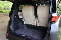 後席後方の荷室空間には、つり下げ式リングが備わる取り外し可能な「ラゲージ洋服掛け」が設置されている。これは2023年に発表されたコンセプトカーにも採用されていた「スペーシャスラウンジ」ならではのアイテムだ。