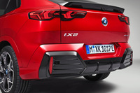 後続車を威圧するリアまわり。特撮ロボットのジェット噴射口、あるいは排熱口を思わせるバンパーの造作だが……これがまさかの完全なダミー！ 穴が貫通しているわけでも、空力的な機能を有しているわけでもない、まったくのハッタリなのだ。