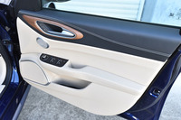 ドアのインナーパネルにも、ホワイトのプレミアムレザーがぜいたくに使用されている。