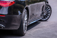 新型「Sクラス」には、後輪操舵機構「リア・アクスルステアリング」が標準装備される。車速が60km/h以下の状態では前輪と逆位相に最大4.5°、60km/hを超えた場合は前輪と同じ方向に最大3°後輪を操舵する。