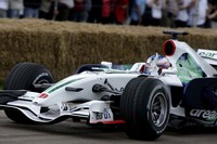 第3期は、2000年～2005年までBARにエンジンを供給するかたわらシャシー開発にも携わった。BARのメインスポンサーだったブリティッシュ・アメリカン・タバコの撤退によりホンダがその株式を取得し、第1期以来のシャシー・エンジン両方を手がける「オール・ホンダ体制」確立。結局第3期の優勝は、2006年ハンガリーGPでのジェンソン・バトンによる1勝のみにとどまった。2007年から2年間は、地球をイメージした「アースカラー」（写真）で環境問題に取り組む姿勢を見せた。（写真：Newspress）