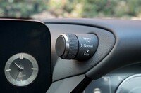 ドライブモードセレクターはメーターバイザーの左側から生えている。