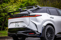 空力性能の向上を目指したというエクステリアは、エアレースパイロットの室屋義秀選手がプロデュース。航空機に用いられる空力技術を応用したカーボン製のエアロデバイスが、ボディーを取り巻くように装着されている。