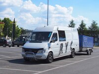 隣国であるルーマニア行きのバンもよく見られる。パーソナル無線用アンテナと、通過国の年間高速道路料金納付済みステッカーが目印だ。2013年に撮影。