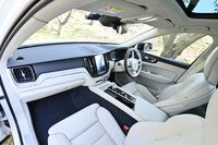 試乗車が「V60」から「XC60」に変わっても、運転感覚には意外なほど差がない。インテリアの意匠がそっくりだとはいえ、車型も違えば座面高も全然違うのに、ほぼ同じ感覚で乗れるのだ。