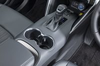 「馬の鞍」をイメージしたというセンターコンソールは、レイアウトするパーツの数を抑えることで革の露出面を増やし、質感を感じられるようになっている。