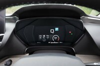 メーターパネルは7インチのコンパクトな液晶タイプ。大型のヘッドアップディスプレイとセンタースクリーンが備わっているため、運転に必要な情報が確認できないということはない。