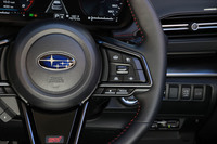 運転支援システムの操作パネルはステアリングホイールの右スポークに備わっており、その下のドライブモード切り替えスイッチともども、ステアリングから手を離さずに操作が可能だ。