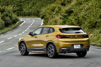 サイドウィンドウ後端を鋭角に仕上げたBMW伝統のデザイン手法「ホフマイスターキンク」は「X2」でも健在。Cピラーに樹脂パネルを食い込ませ、視覚的にグリーンハウスを広く見せている。