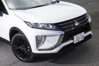 “ダイナミックシールド”デザインを採用したフロントマスク。ブラックのフロントグリルやスキッドプレートは、「ブラックエディション」ならではのもの。