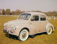 「ルノー4CV」。デビューは1946年だが、これは1958年型。当時は21PSを発生する747cc直4 OHVエンジンを搭載。1961年までに110万台以上がつくられた。