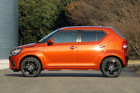 「ハイブリッドMZ」と「ハイブリッドMX」にはブラックメタリックの16インチアルミホイールが装着される。
	 