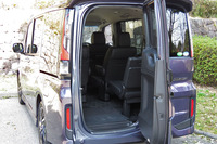 5代目「ステップワゴン」最大の特徴とされるのが、「わくわくゲート」と名付けられた、上にも横にも開くバックドア。写真は7人乗り仕様のもので、わくわくゲートを横方向に開ききった状態。（写真＝webCG）