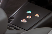 テスラの既存モデル「ロードスター」を思わせる、センターコンソールの走行モード選択ボタン。