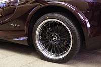 専用19インチアルミホイール
    