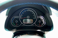 「e-up!」のメーター。左からパワーインジケーター、スピードメーター、バッテリー残量計。