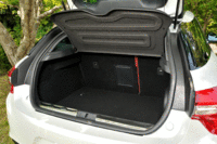 ラゲッジルームの容量は465リッター。後席は6：4の分割可倒式で、格納はダブルフォールディング式となっている。（写真をクリックするとシートの倒れる様子が見られます）