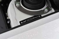 エンジンルーム内にあるサスペンションの付け根に、400台限定を示すシリアルナンバー入りのプレートが置かれる。