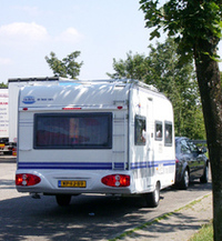 オランダからやってきたと見られる、黄色いナンバーのキャンピングトレーラー。